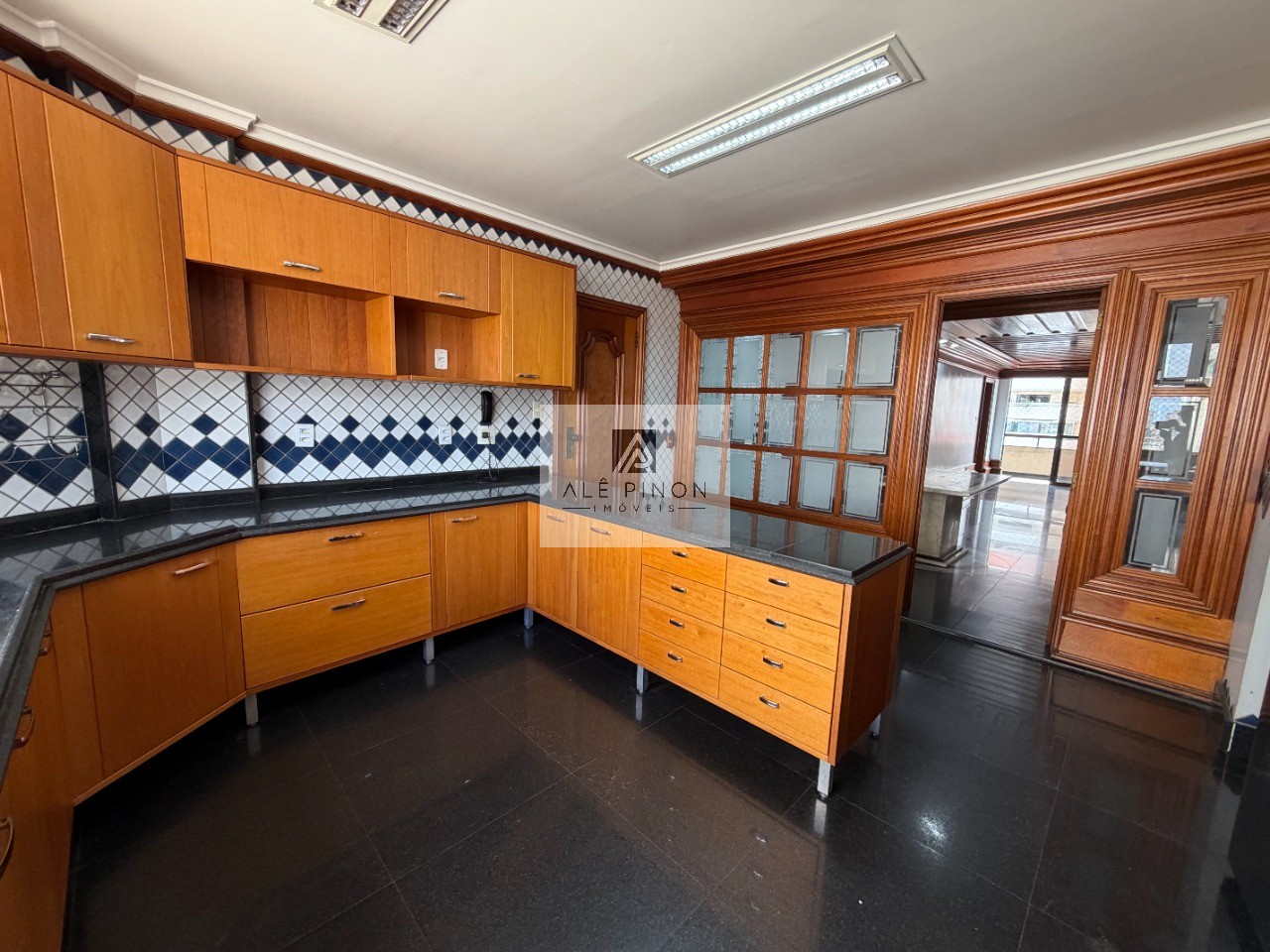 Apartamento de luxo no coração de Belém-PA: 4 quartos, 4 suítes, 4 salas, 6 banheiros, 3 vagas de garagem, 500m² de área no bairro Umarizal.
