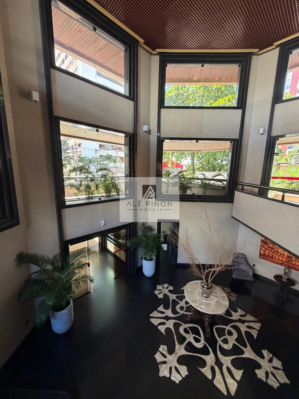 Apartamento de luxo no coração de Belém-PA: 4 quartos, 4 suítes, 4 salas, 6 banheiros, 3 vagas de garagem, 500m² de área no bairro Umarizal.