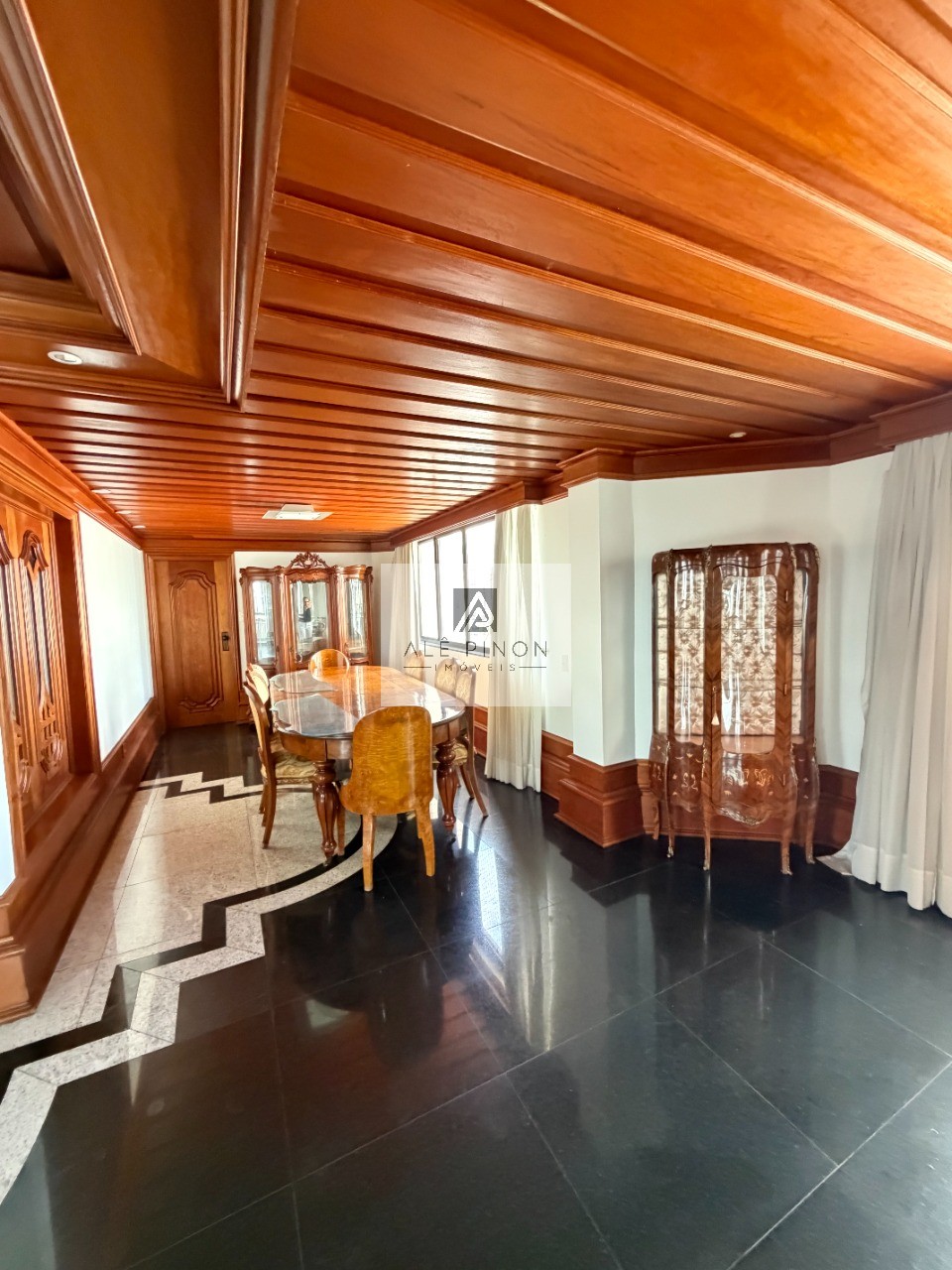 Apartamento de luxo no coração de Belém-PA: 4 quartos, 4 suítes, 4 salas, 6 banheiros, 3 vagas de garagem, 500m² de área no bairro Umarizal.