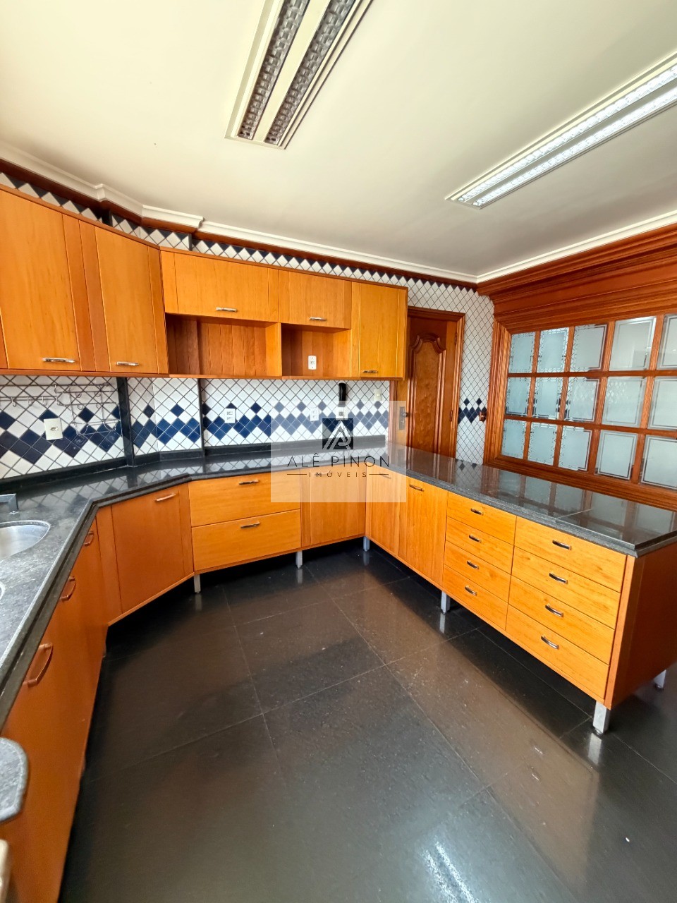 Apartamento de luxo no coração de Belém-PA: 4 quartos, 4 suítes, 4 salas, 6 banheiros, 3 vagas de garagem, 500m² de área no bairro Umarizal.