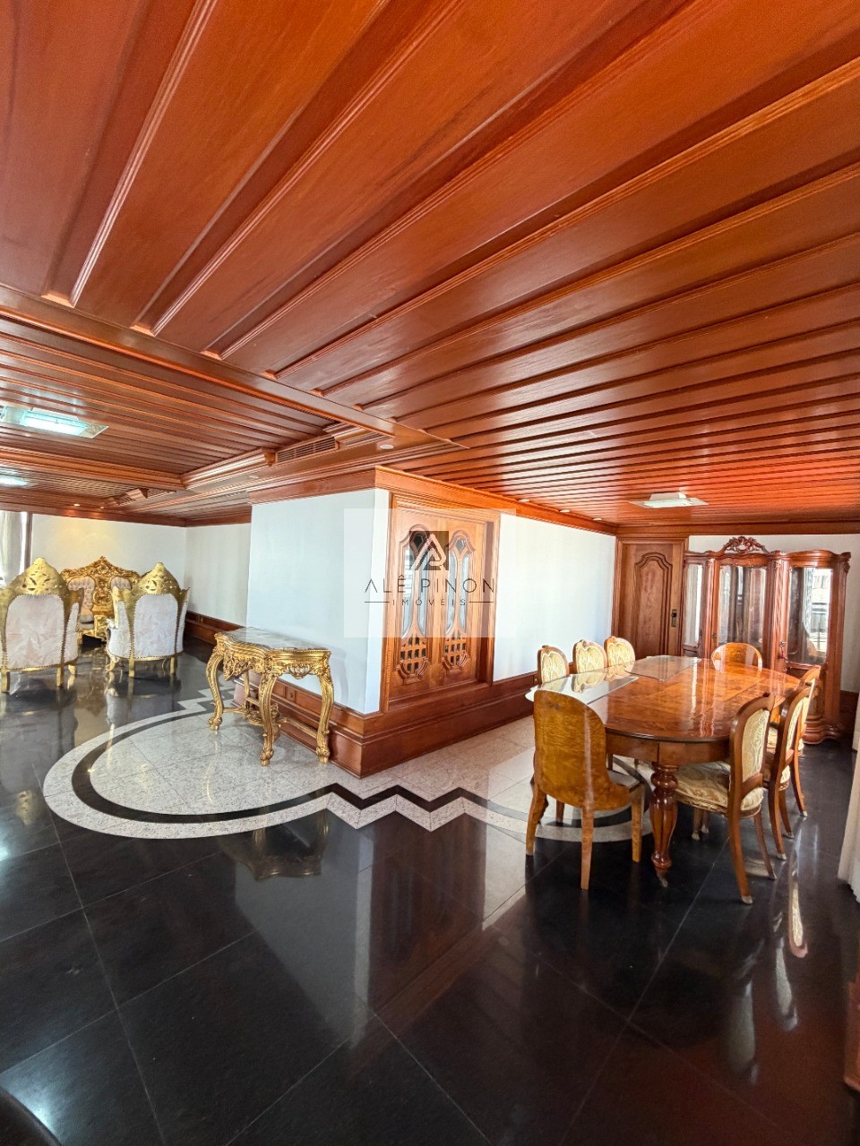 Apartamento de luxo no coração de Belém-PA: 4 quartos, 4 suítes, 4 salas, 6 banheiros, 3 vagas de garagem, 500m² de área no bairro Umarizal.