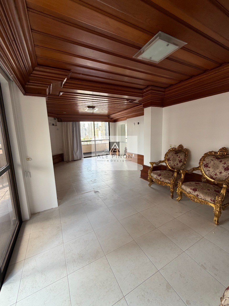 Apartamento de luxo no coração de Belém-PA: 4 quartos, 4 suítes, 4 salas, 6 banheiros, 3 vagas de garagem, 500m² de área no bairro Umarizal.