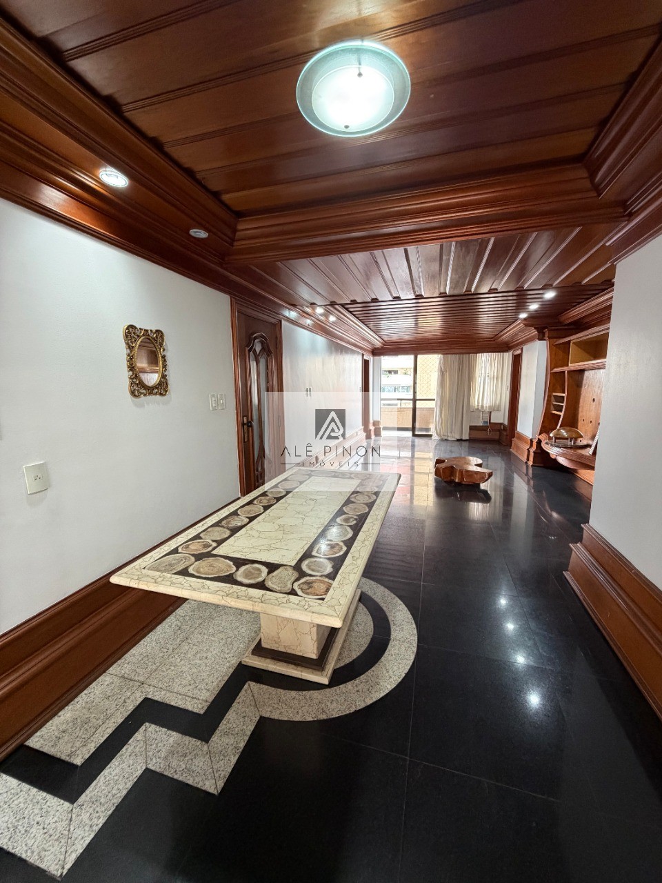 Apartamento de luxo no coração de Belém-PA: 4 quartos, 4 suítes, 4 salas, 6 banheiros, 3 vagas de garagem, 500m² de área no bairro Umarizal.