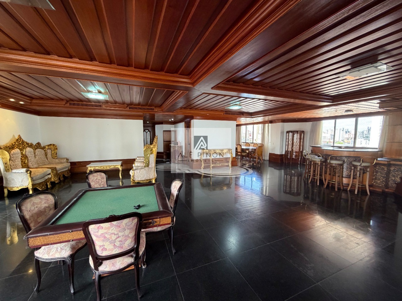 Apartamento de luxo no coração de Belém-PA: 4 quartos, 4 suítes, 4 salas, 6 banheiros, 3 vagas de garagem, 500m² de área no bairro Umarizal.