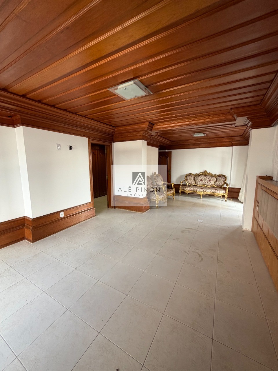 Apartamento de luxo no coração de Belém-PA: 4 quartos, 4 suítes, 4 salas, 6 banheiros, 3 vagas de garagem, 500m² de área no bairro Umarizal.