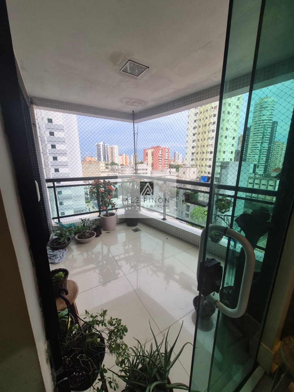 Apartamento à venda em Belém-PA, Umarizal: 4 quartos, 3 suítes, 3 salas, 6 banheiros, 3 vagas, 272m². Venha conhecer!