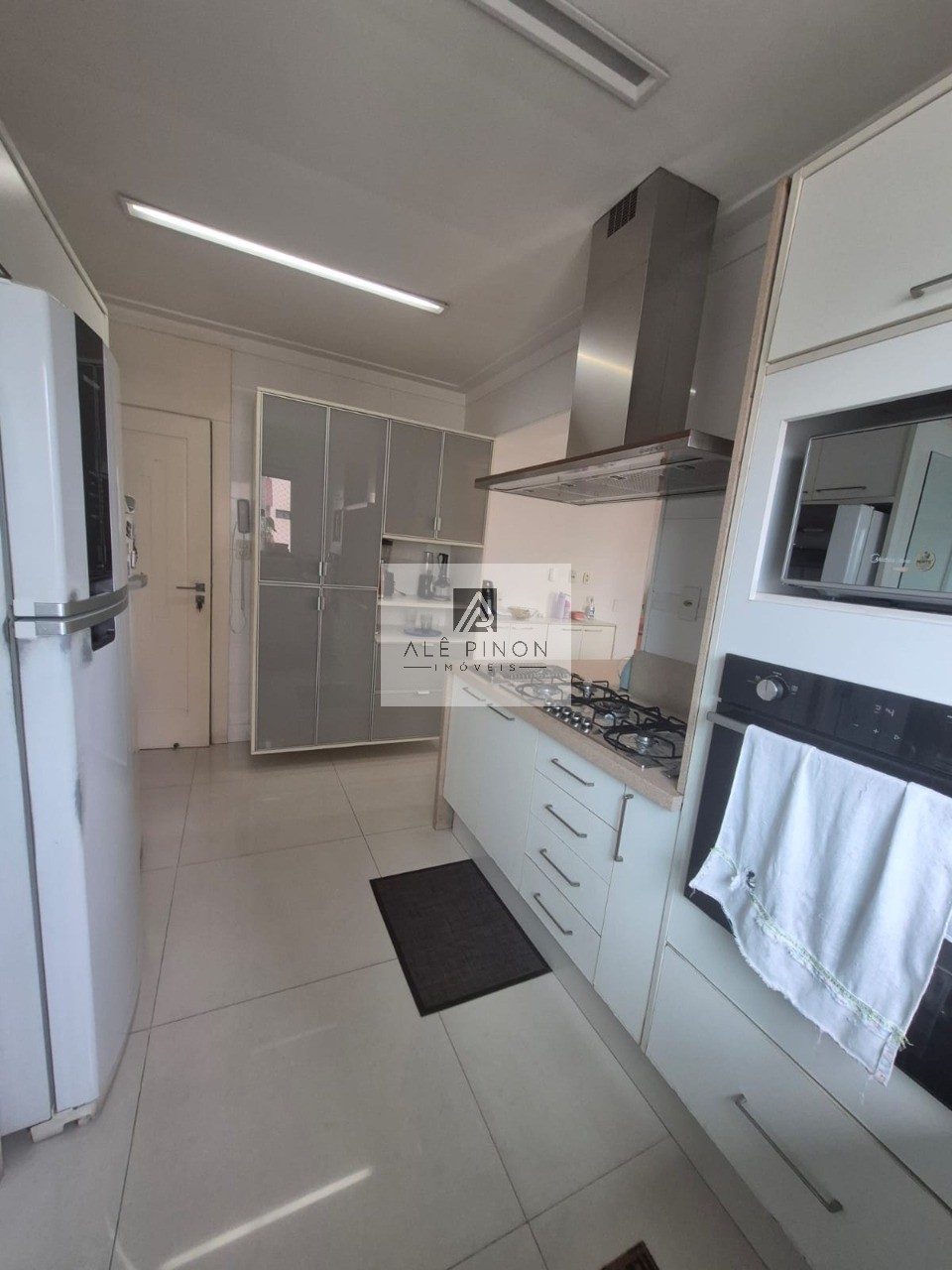 Apartamento à venda em Belém-PA, Umarizal: 4 quartos, 3 suítes, 3 salas, 6 banheiros, 3 vagas, 272m². Venha conhecer!