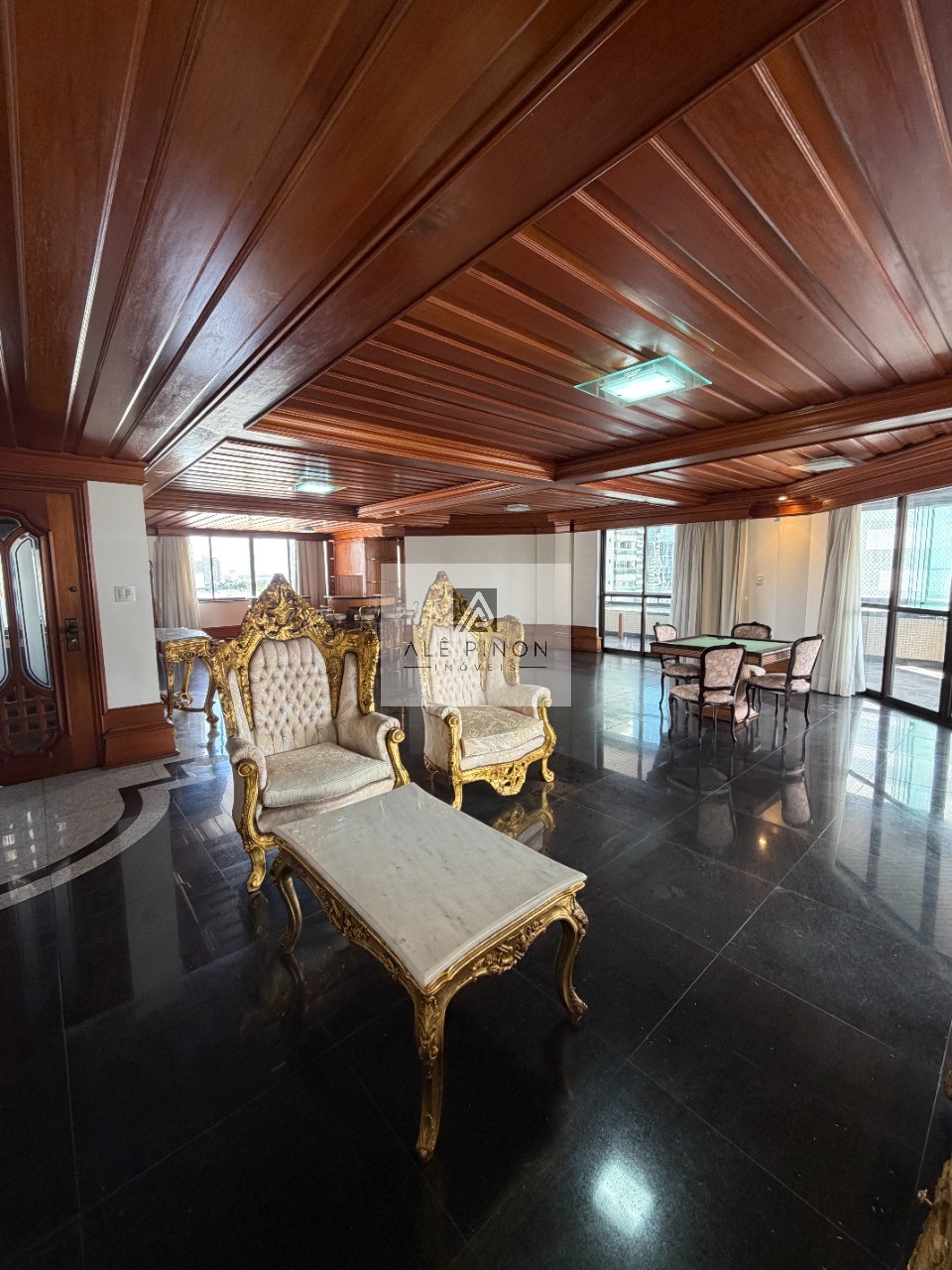 Apartamento de luxo no coração de Belém-PA: 4 quartos, 4 suítes, 4 salas, 6 banheiros, 3 vagas de garagem, 500m² de área no bairro Umarizal.
