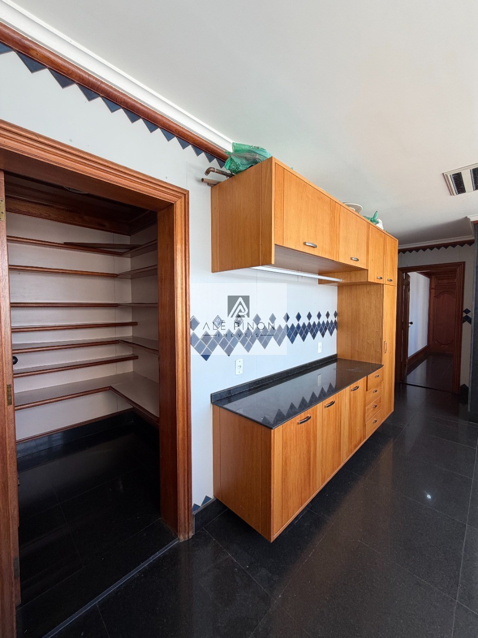 Apartamento de luxo no coração de Belém-PA: 4 quartos, 4 suítes, 4 salas, 6 banheiros, 3 vagas de garagem, 500m² de área no bairro Umarizal.