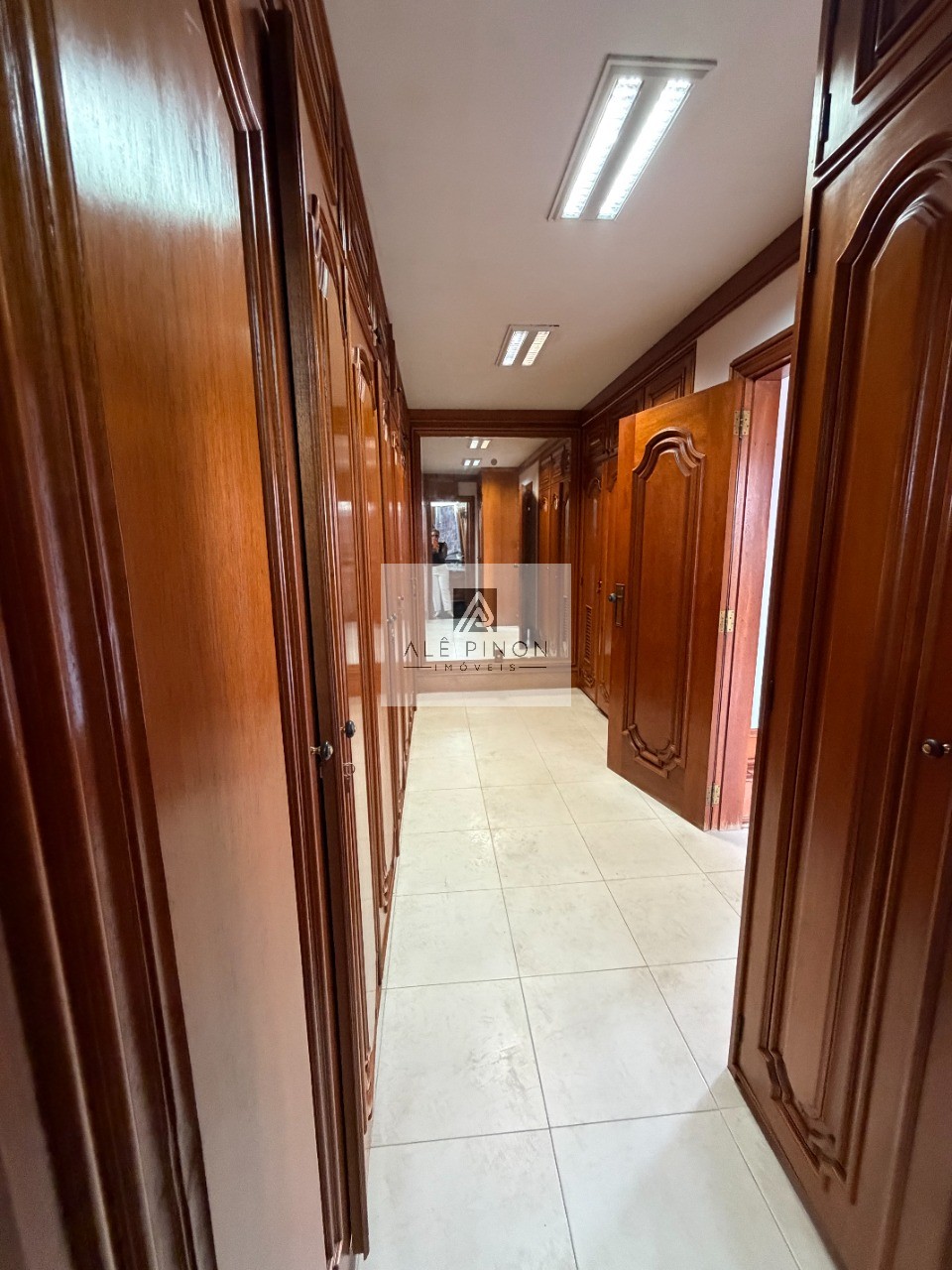 Apartamento de luxo no coração de Belém-PA: 4 quartos, 4 suítes, 4 salas, 6 banheiros, 3 vagas de garagem, 500m² de área no bairro Umarizal.