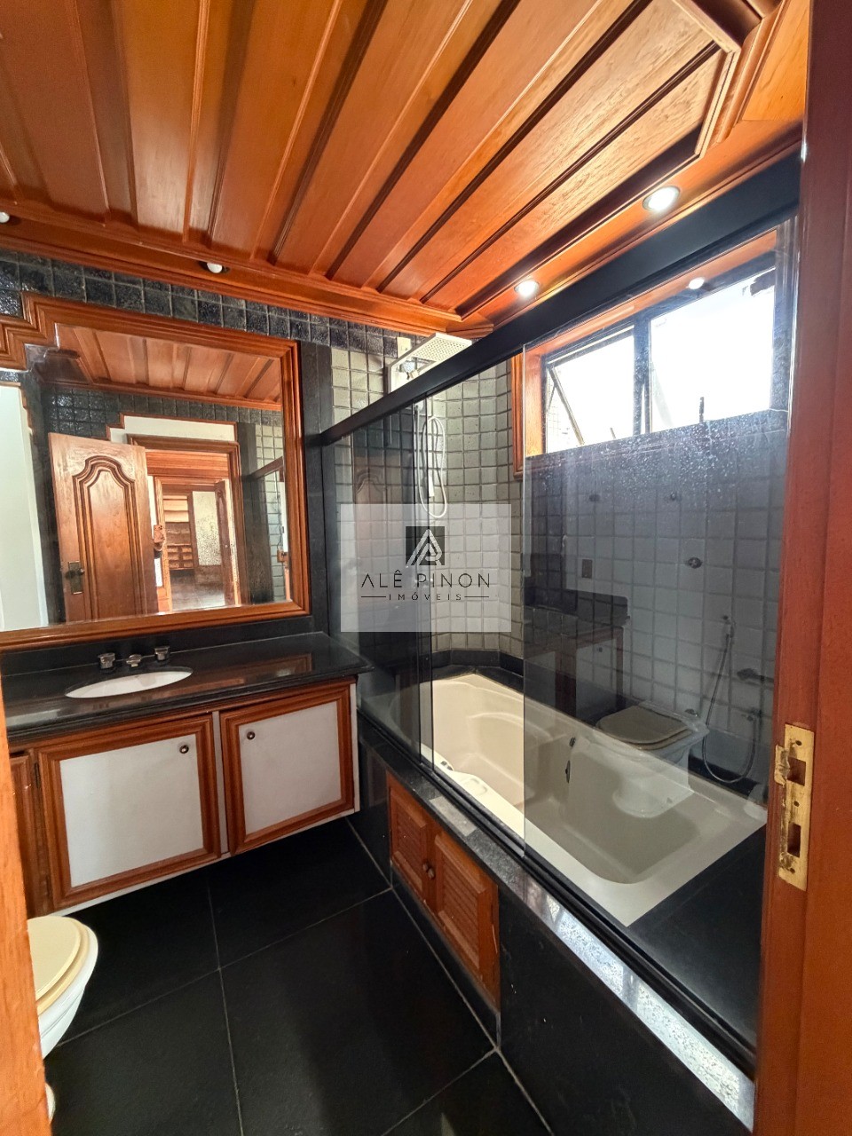 Apartamento de luxo no coração de Belém-PA: 4 quartos, 4 suítes, 4 salas, 6 banheiros, 3 vagas de garagem, 500m² de área no bairro Umarizal.
