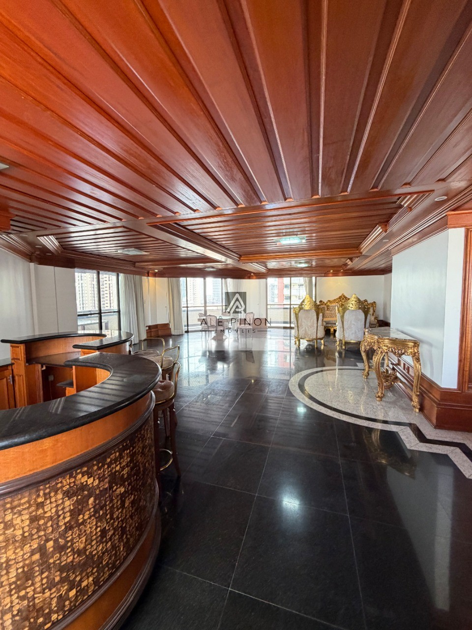 Apartamento de luxo no coração de Belém-PA: 4 quartos, 4 suítes, 4 salas, 6 banheiros, 3 vagas de garagem, 500m² de área no bairro Umarizal.