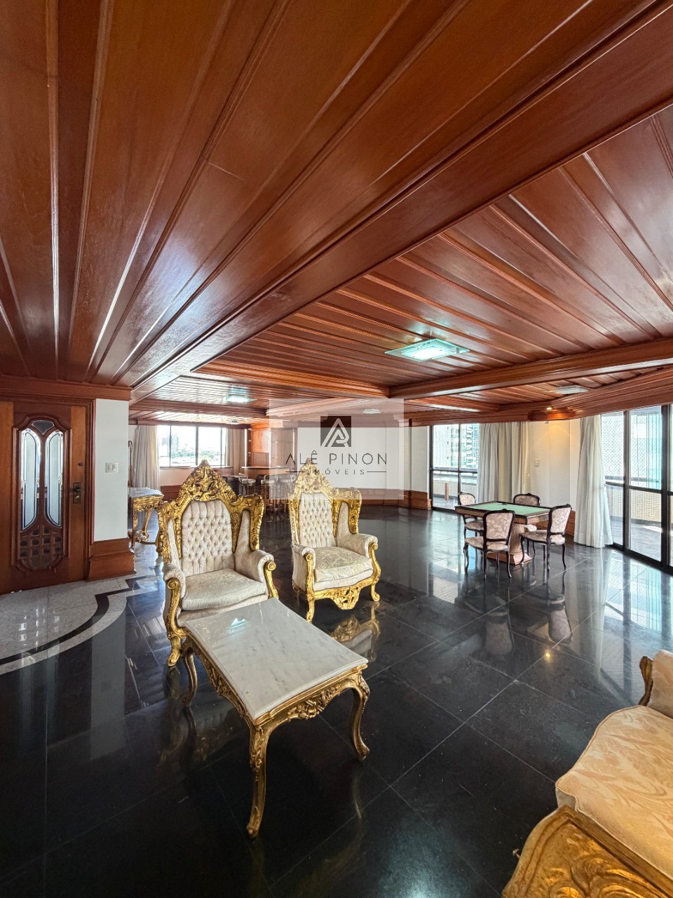 Apartamento de luxo no coração de Belém-PA: 4 quartos, 4 suítes, 4 salas, 6 banheiros, 3 vagas de garagem, 500m² de área no bairro Umarizal.