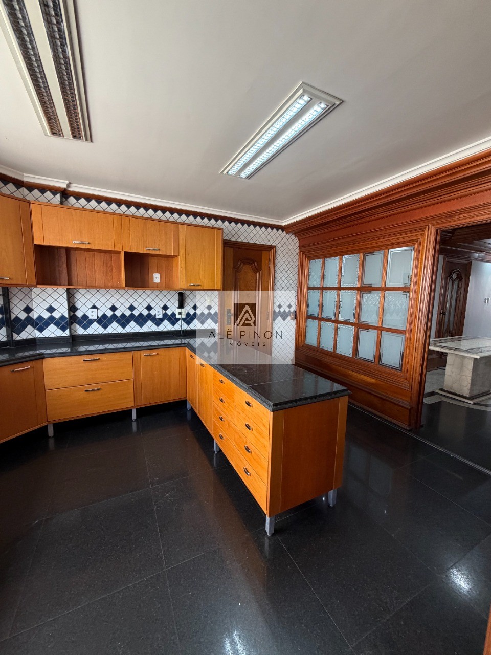 Apartamento de luxo no coração de Belém-PA: 4 quartos, 4 suítes, 4 salas, 6 banheiros, 3 vagas de garagem, 500m² de área no bairro Umarizal.