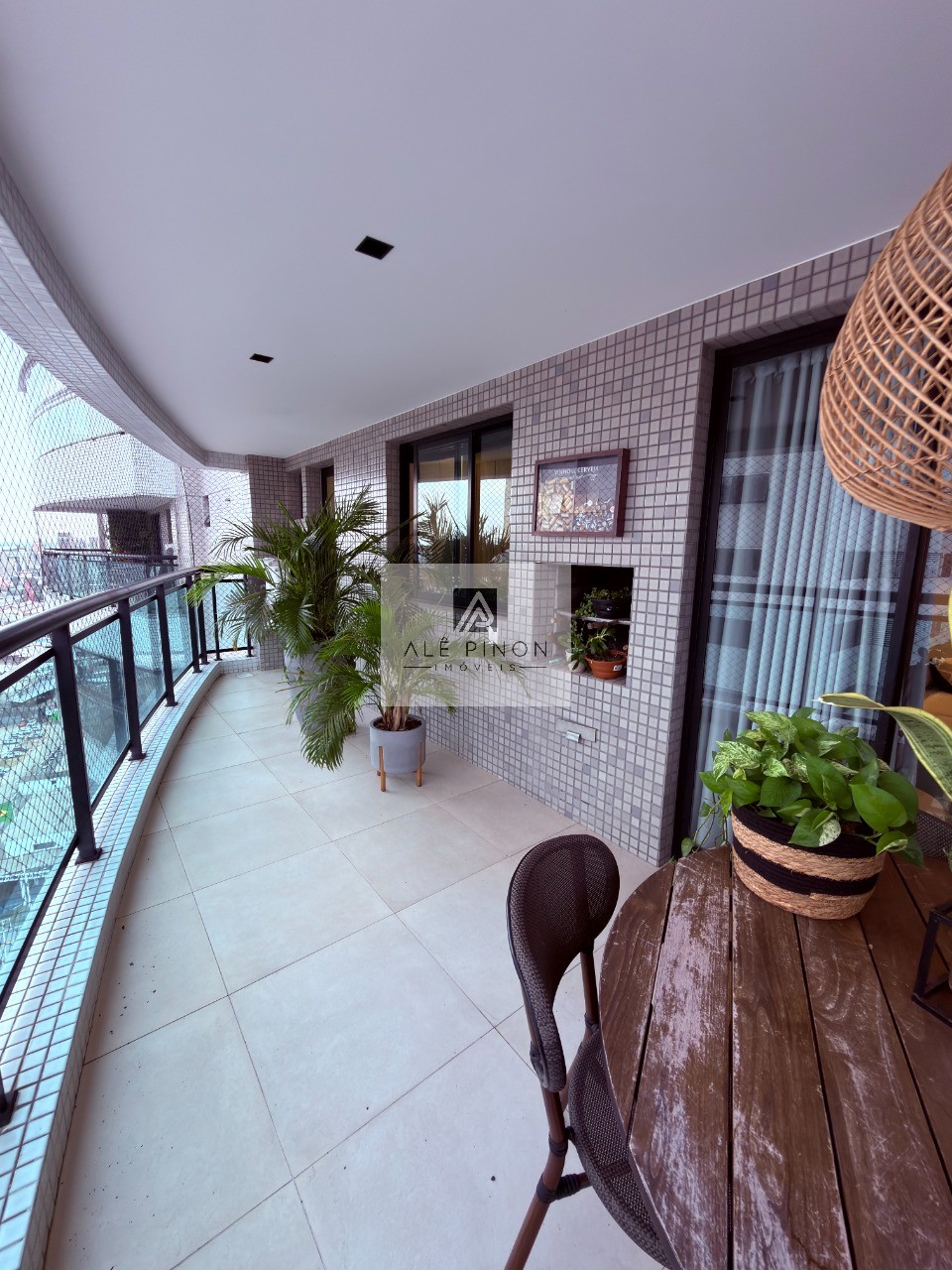 Belém-PA: Apartamento para locação no bairro Umarizal com 2 suítes, 2 salas e 2 vagas de garagem, 110m². Venha conferir!