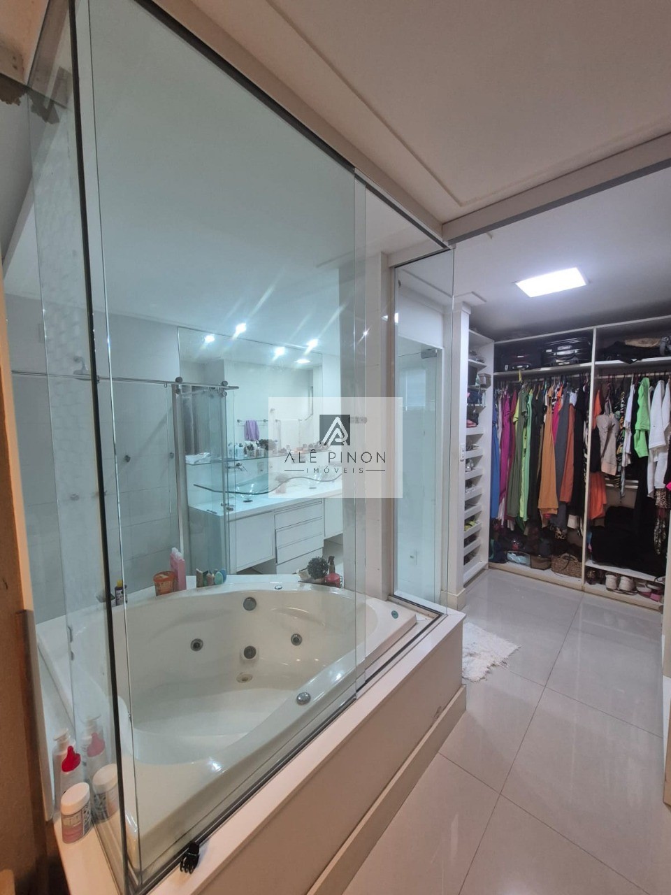Apartamento à venda em Belém-PA, Umarizal: 4 quartos, 3 suítes, 3 salas, 6 banheiros, 3 vagas, 272m². Venha conhecer!