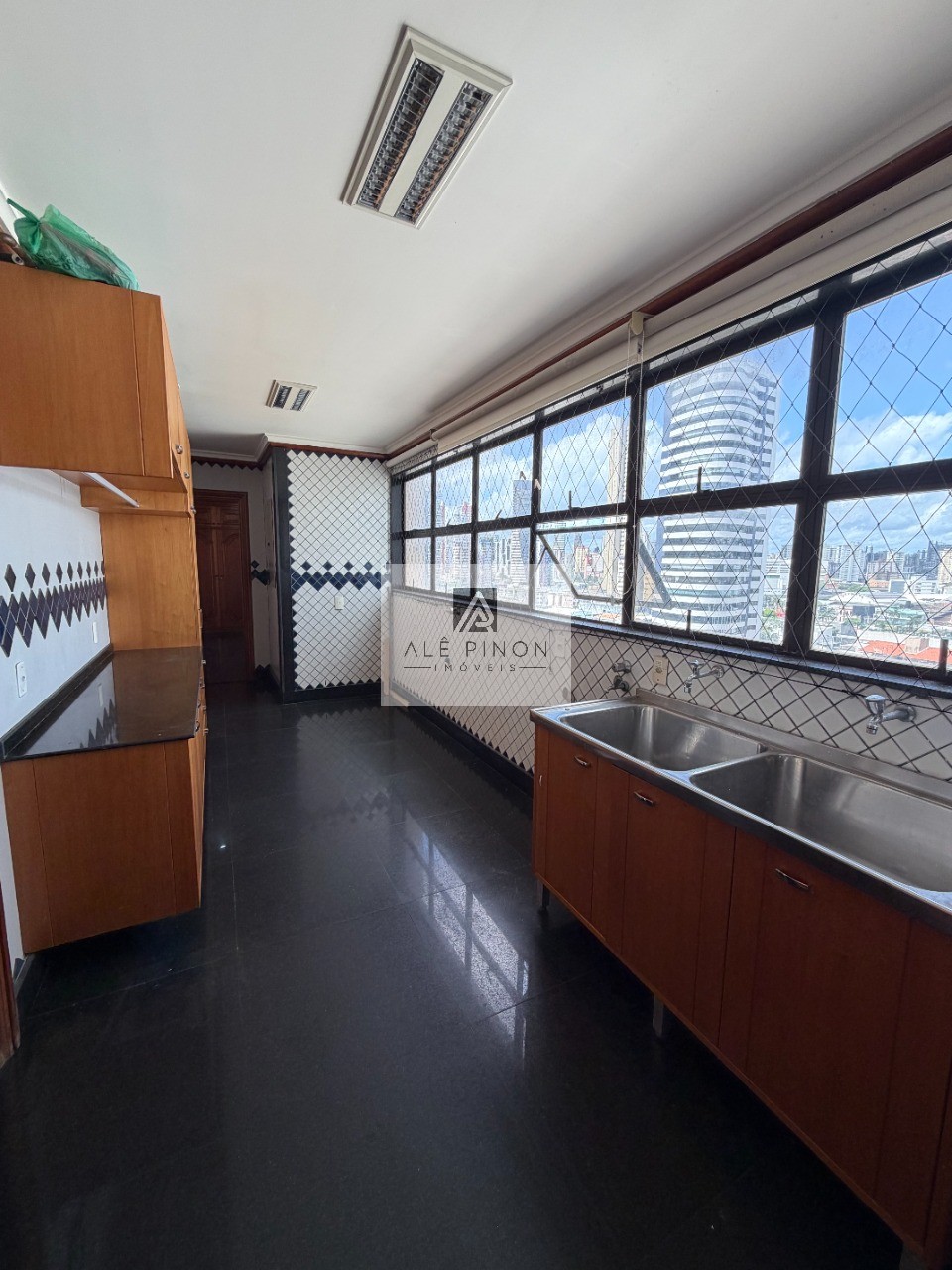 Apartamento de luxo no coração de Belém-PA: 4 quartos, 4 suítes, 4 salas, 6 banheiros, 3 vagas de garagem, 500m² de área no bairro Umarizal.