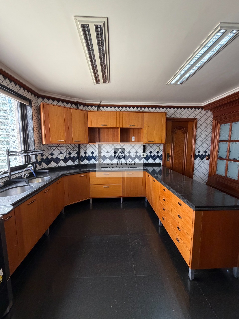Apartamento de luxo no coração de Belém-PA: 4 quartos, 4 suítes, 4 salas, 6 banheiros, 3 vagas de garagem, 500m² de área no bairro Umarizal.