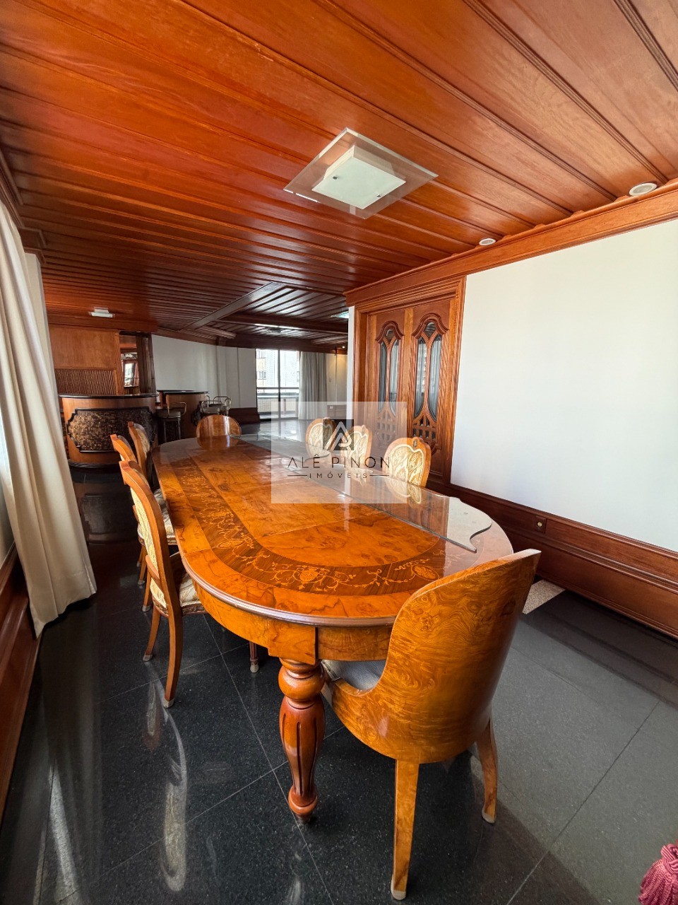 Apartamento de luxo no coração de Belém-PA: 4 quartos, 4 suítes, 4 salas, 6 banheiros, 3 vagas de garagem, 500m² de área no bairro Umarizal.