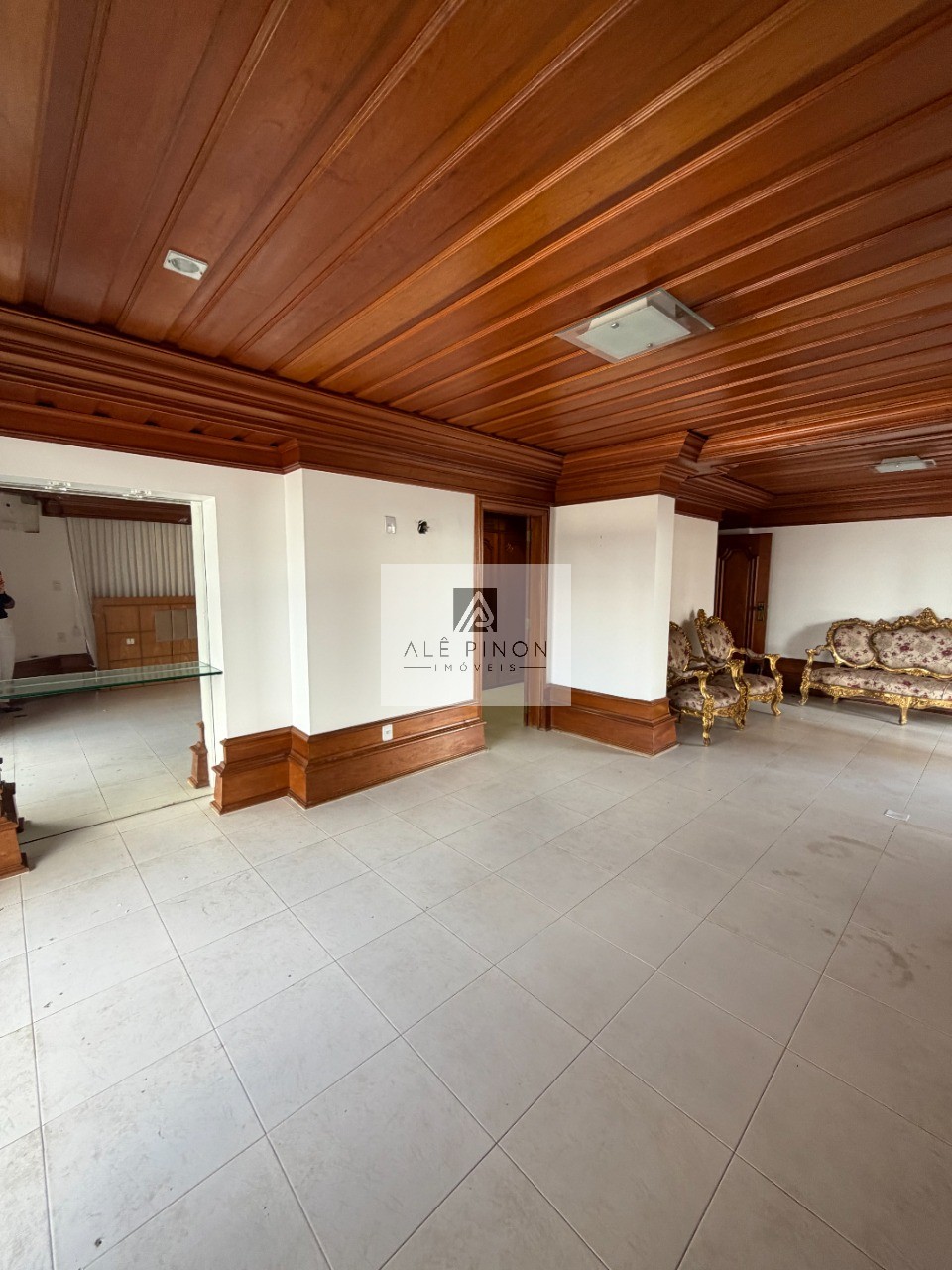 Apartamento de luxo no coração de Belém-PA: 4 quartos, 4 suítes, 4 salas, 6 banheiros, 3 vagas de garagem, 500m² de área no bairro Umarizal.