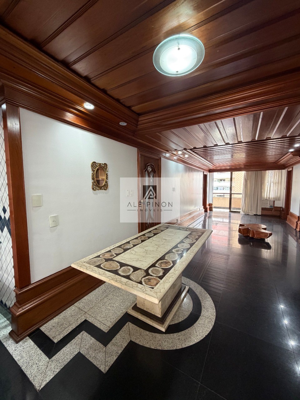 Apartamento de luxo no coração de Belém-PA: 4 quartos, 4 suítes, 4 salas, 6 banheiros, 3 vagas de garagem, 500m² de área no bairro Umarizal.