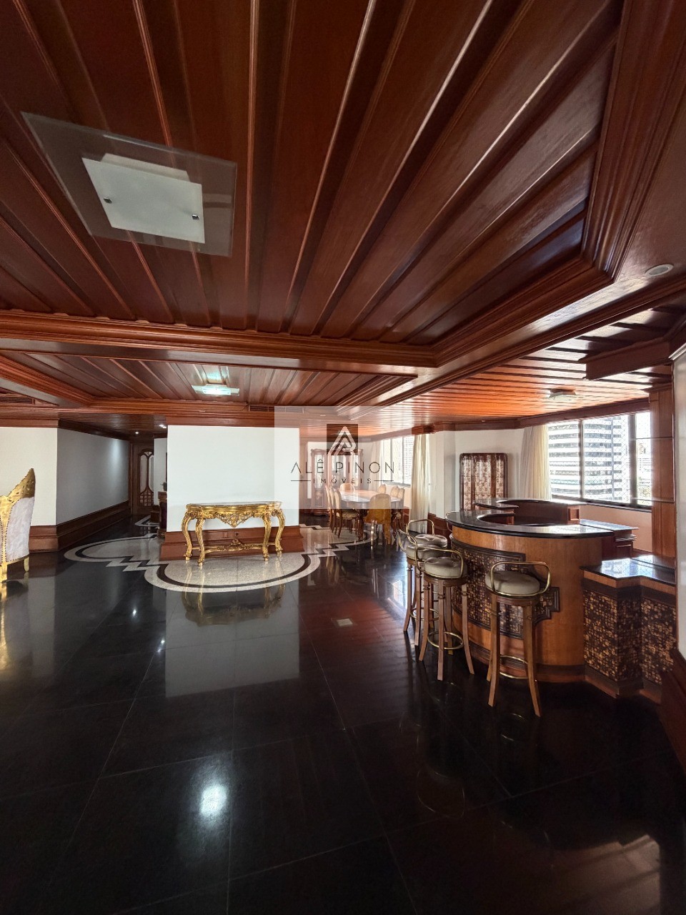 Apartamento de luxo no coração de Belém-PA: 4 quartos, 4 suítes, 4 salas, 6 banheiros, 3 vagas de garagem, 500m² de área no bairro Umarizal.