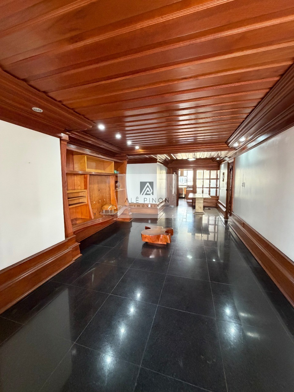 Apartamento de luxo no coração de Belém-PA: 4 quartos, 4 suítes, 4 salas, 6 banheiros, 3 vagas de garagem, 500m² de área no bairro Umarizal.