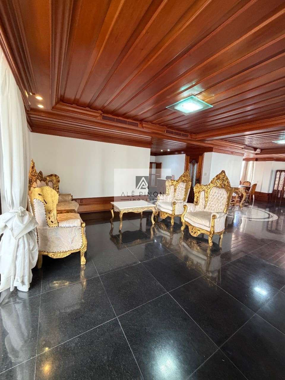 Apartamento de luxo no coração de Belém-PA: 4 quartos, 4 suítes, 4 salas, 6 banheiros, 3 vagas de garagem, 500m² de área no bairro Umarizal.