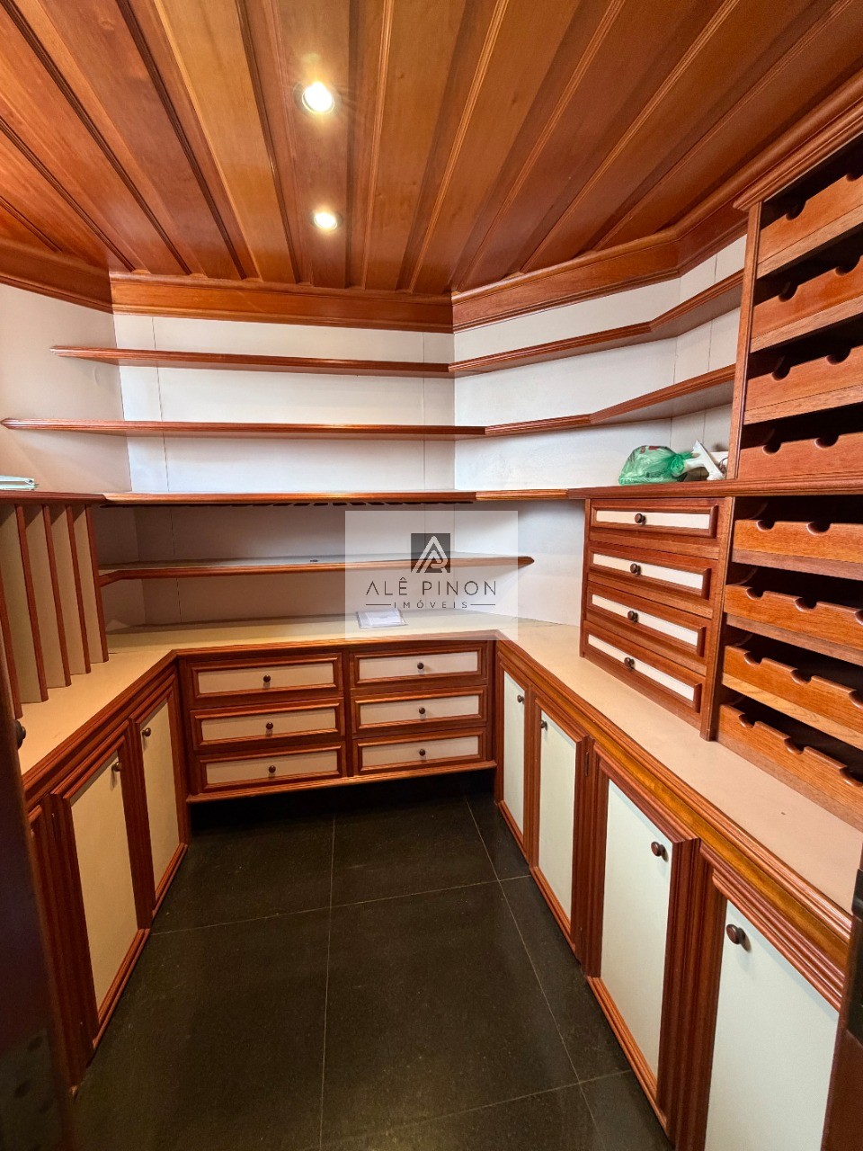 Apartamento de luxo no coração de Belém-PA: 4 quartos, 4 suítes, 4 salas, 6 banheiros, 3 vagas de garagem, 500m² de área no bairro Umarizal.