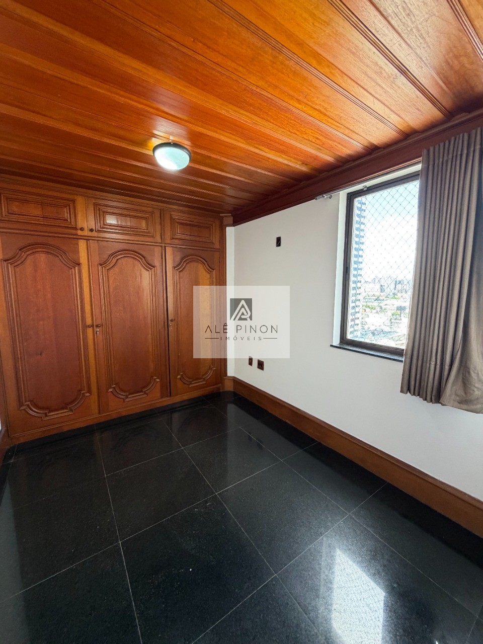 Apartamento de luxo no coração de Belém-PA: 4 quartos, 4 suítes, 4 salas, 6 banheiros, 3 vagas de garagem, 500m² de área no bairro Umarizal.