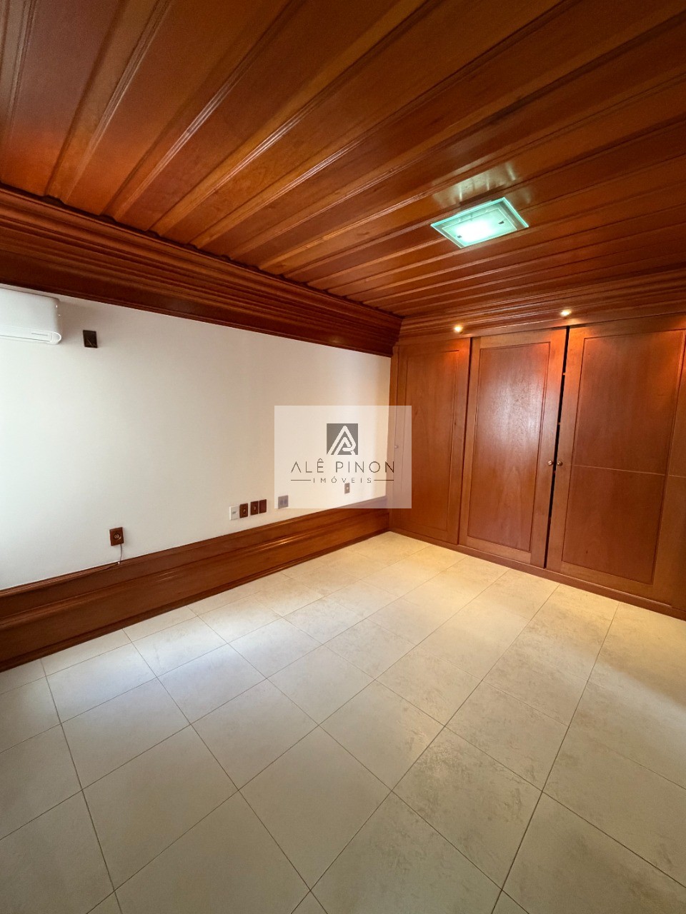 Apartamento de luxo no coração de Belém-PA: 4 quartos, 4 suítes, 4 salas, 6 banheiros, 3 vagas de garagem, 500m² de área no bairro Umarizal.
