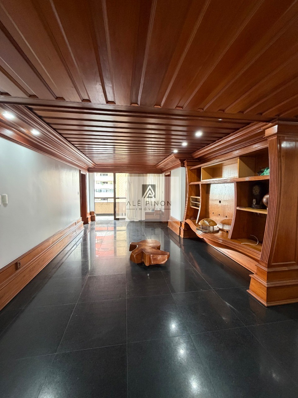 Apartamento de luxo no coração de Belém-PA: 4 quartos, 4 suítes, 4 salas, 6 banheiros, 3 vagas de garagem, 500m² de área no bairro Umarizal.