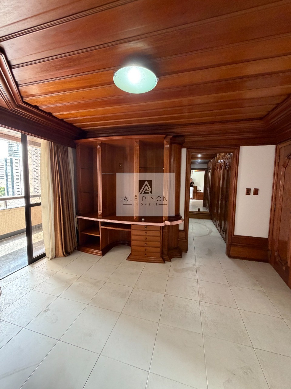 Apartamento de luxo no coração de Belém-PA: 4 quartos, 4 suítes, 4 salas, 6 banheiros, 3 vagas de garagem, 500m² de área no bairro Umarizal.