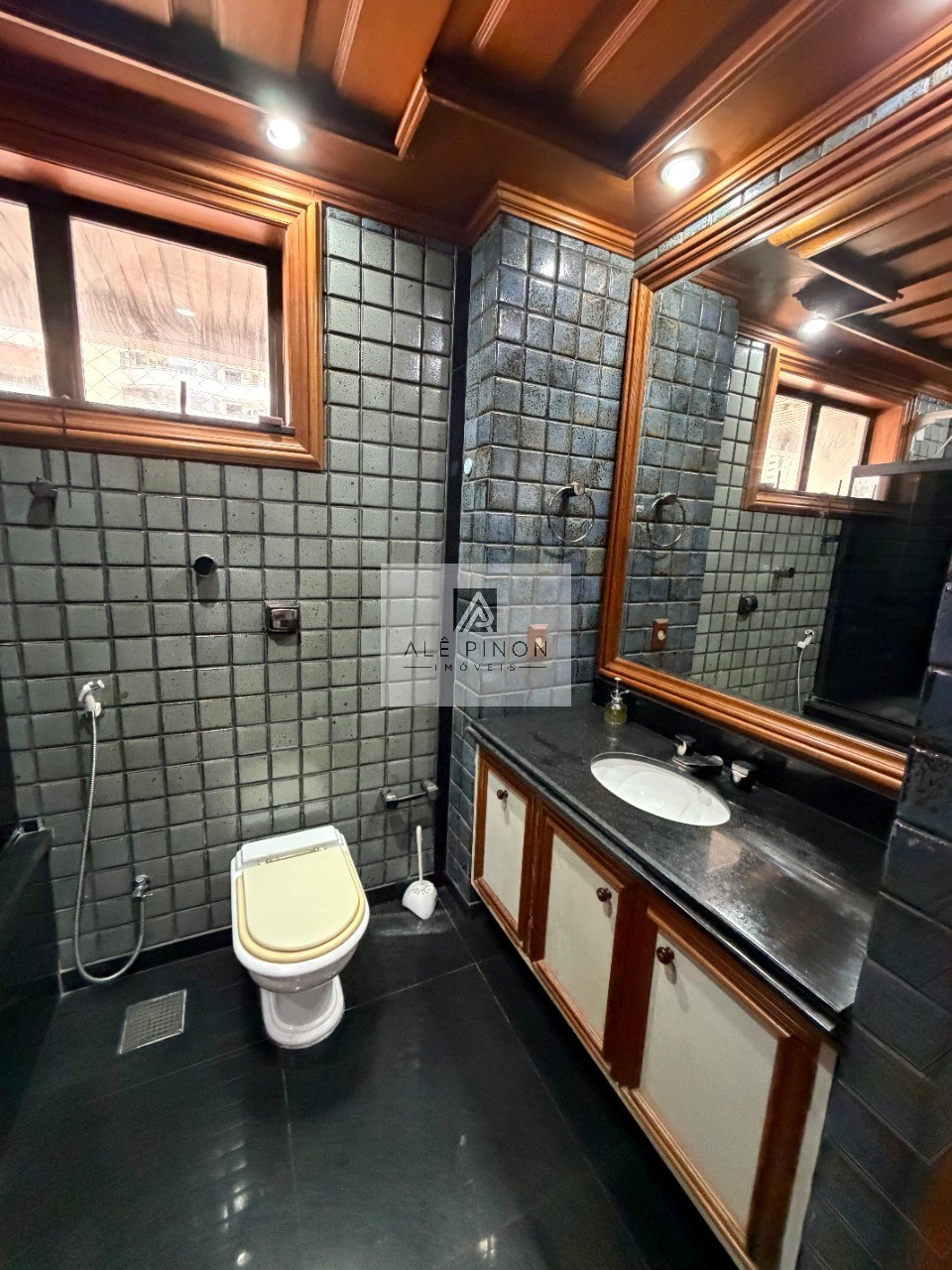 Apartamento de luxo no coração de Belém-PA: 4 quartos, 4 suítes, 4 salas, 6 banheiros, 3 vagas de garagem, 500m² de área no bairro Umarizal.