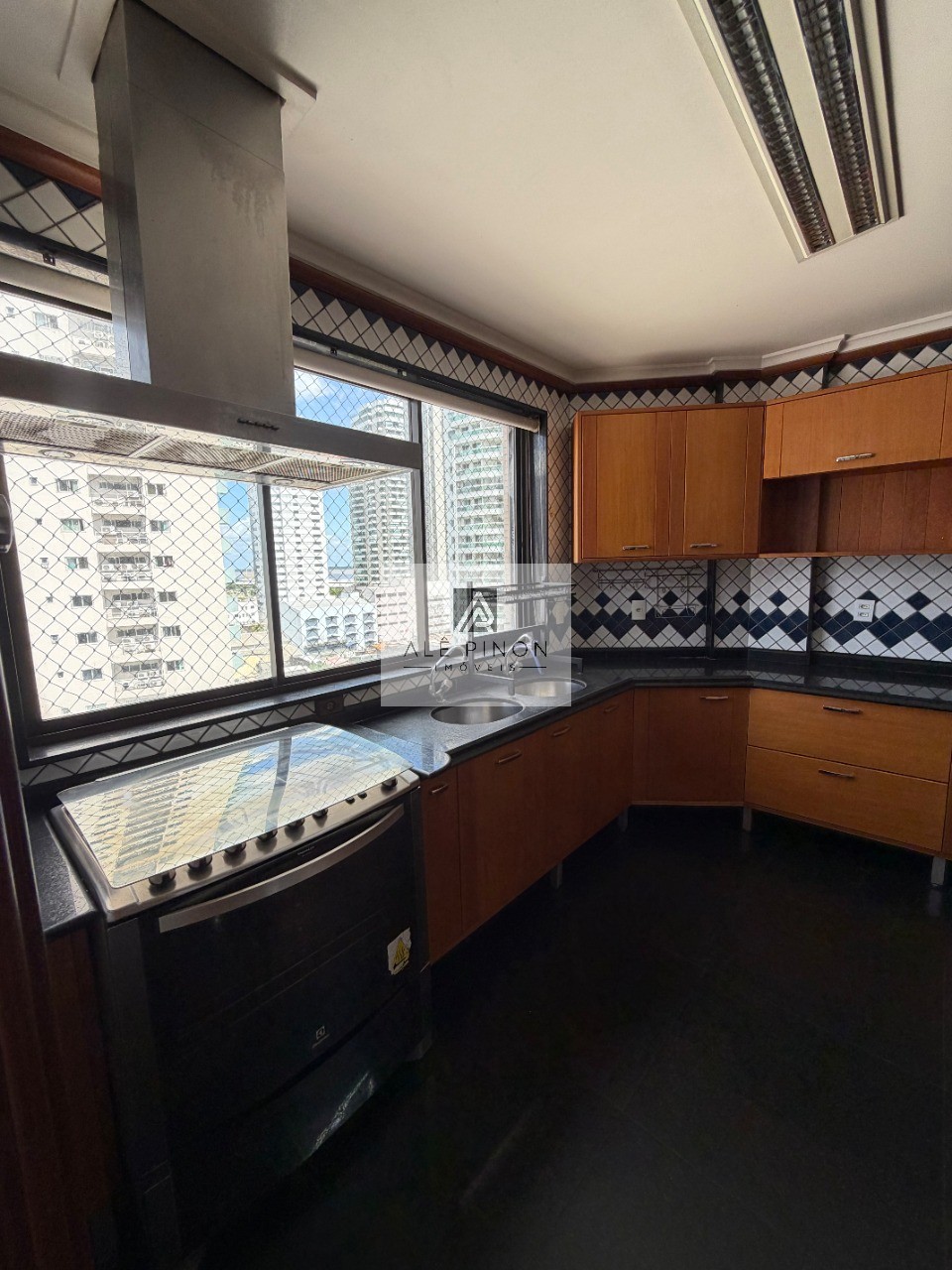 Apartamento de luxo no coração de Belém-PA: 4 quartos, 4 suítes, 4 salas, 6 banheiros, 3 vagas de garagem, 500m² de área no bairro Umarizal.