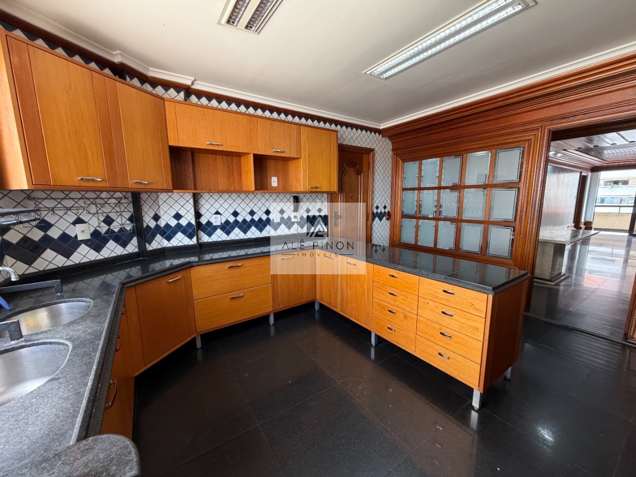 Apartamento de luxo no coração de Belém-PA: 4 quartos, 4 suítes, 4 salas, 6 banheiros, 3 vagas de garagem, 500m² de área no bairro Umarizal.