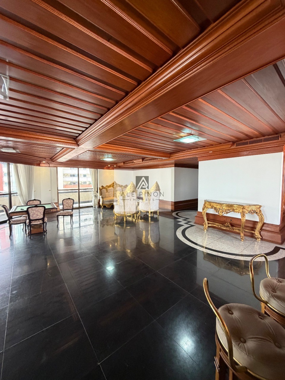 Apartamento de luxo no coração de Belém-PA: 4 quartos, 4 suítes, 4 salas, 6 banheiros, 3 vagas de garagem, 500m² de área no bairro Umarizal.