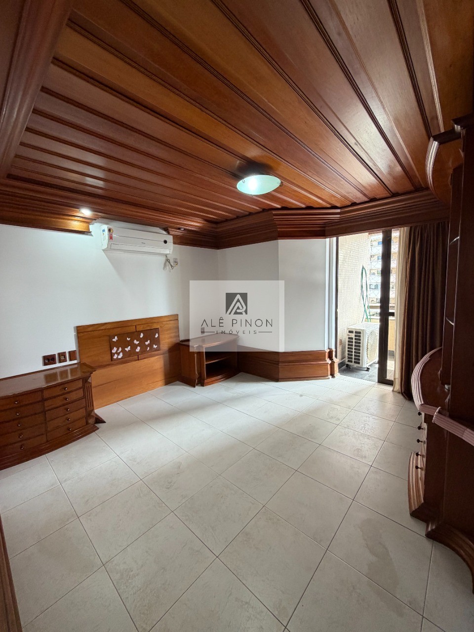 Apartamento de luxo no coração de Belém-PA: 4 quartos, 4 suítes, 4 salas, 6 banheiros, 3 vagas de garagem, 500m² de área no bairro Umarizal.