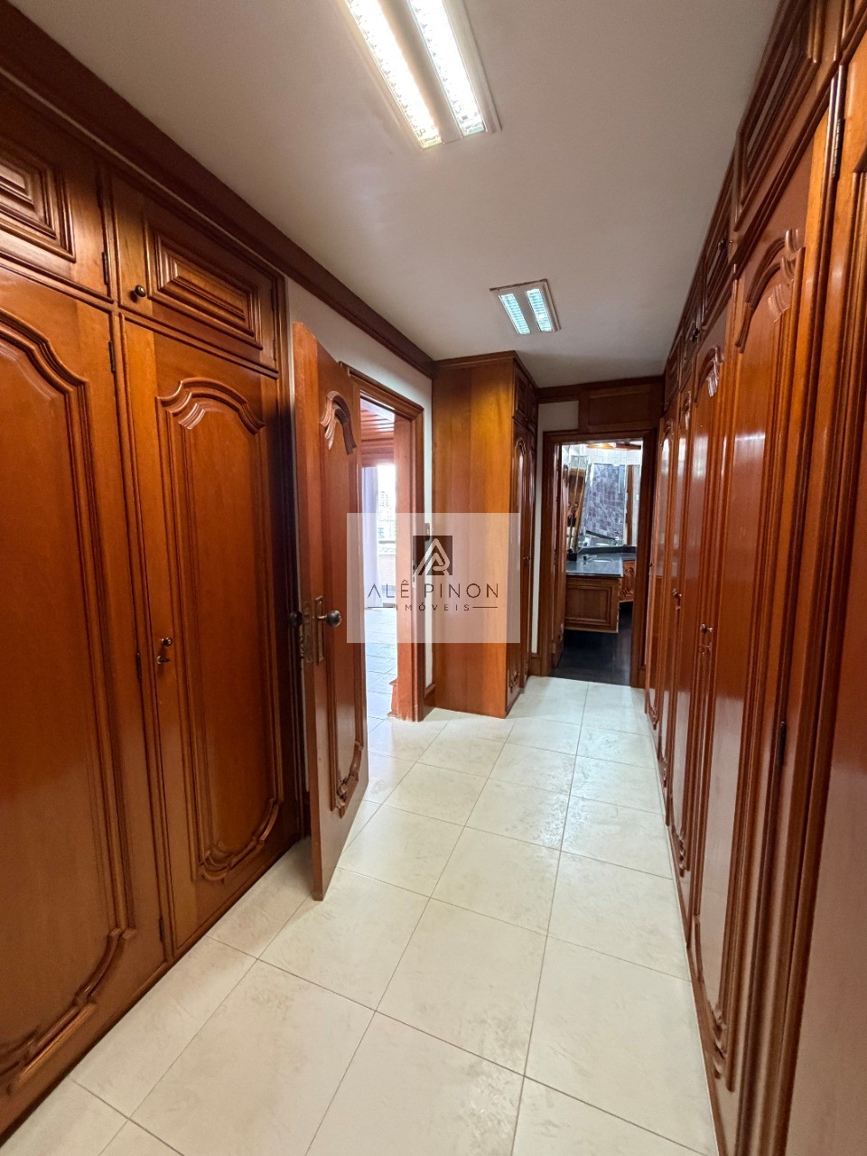 Apartamento de luxo no coração de Belém-PA: 4 quartos, 4 suítes, 4 salas, 6 banheiros, 3 vagas de garagem, 500m² de área no bairro Umarizal.