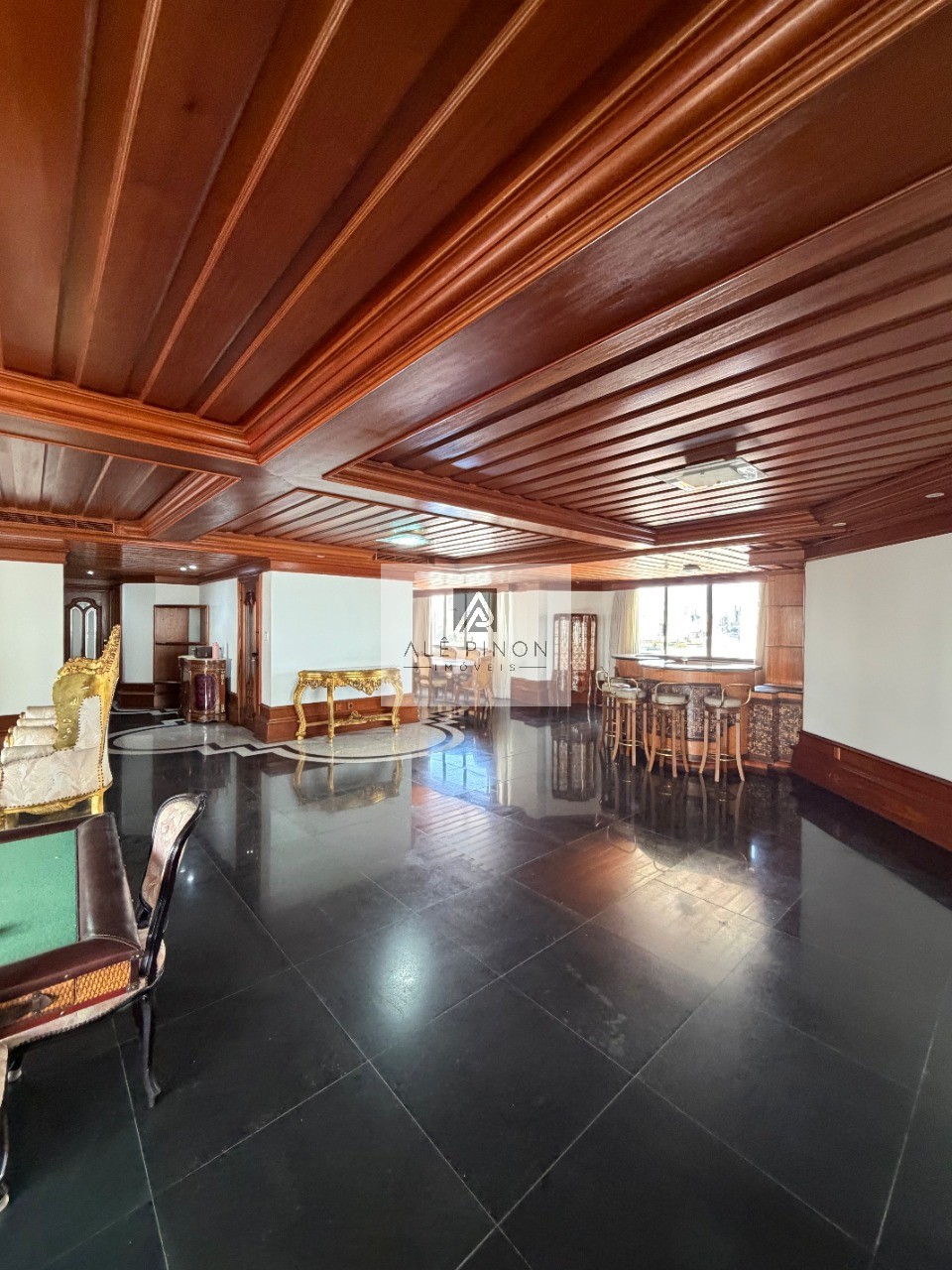 Apartamento de luxo no coração de Belém-PA: 4 quartos, 4 suítes, 4 salas, 6 banheiros, 3 vagas de garagem, 500m² de área no bairro Umarizal.