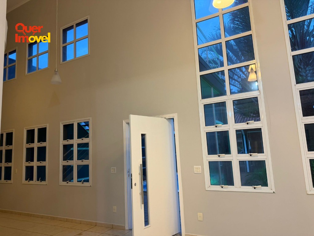 Imóvel Impecável no Centro de Cravinhos-SP: Casa com 3 quartos, 2 suítes, 1 sala, 4 banheiros, 2 vagas de garagem e 264m². Quer Imóvel Negócios Imobiliários.