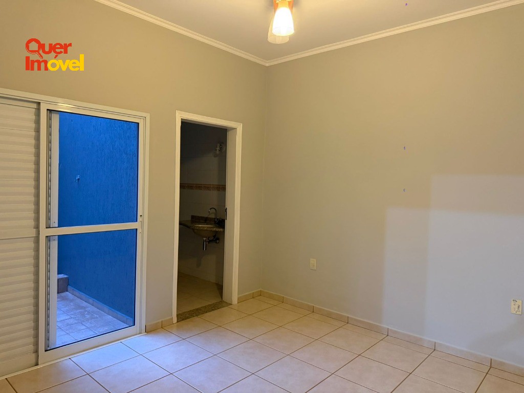 Imóvel Impecável no Centro de Cravinhos-SP: Casa com 3 quartos, 2 suítes, 1 sala, 4 banheiros, 2 vagas de garagem e 264m². Quer Imóvel Negócios Imobiliários.
