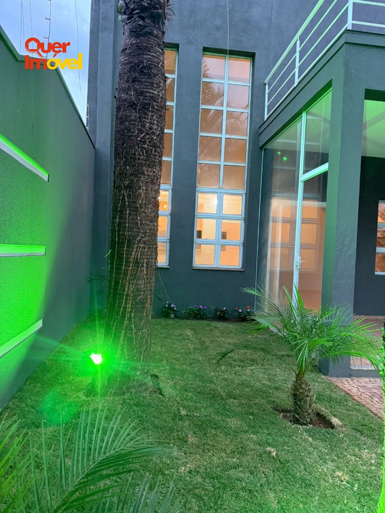 Imóvel Impecável no Centro de Cravinhos-SP: Casa com 3 quartos, 2 suítes, 1 sala, 4 banheiros, 2 vagas de garagem e 264m². Quer Imóvel Negócios Imobiliários.