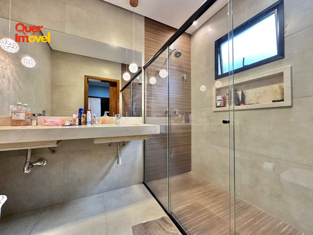 Casa à Venda no Condomínio Villa Romana, 3 Suítes, Suíte Master, Elevador, Piscina, Energia Solar e Área Gourmet de Alto Padrão