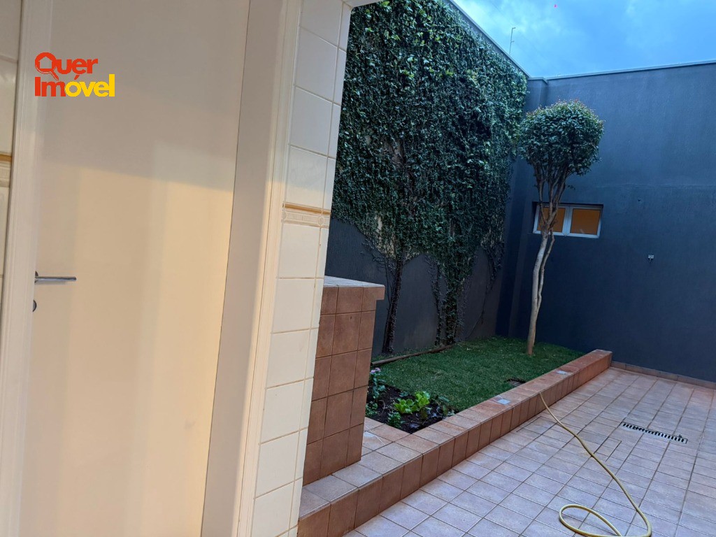 Imóvel Impecável no Centro de Cravinhos-SP: Casa com 3 quartos, 2 suítes, 1 sala, 4 banheiros, 2 vagas de garagem e 264m². Quer Imóvel Negócios Imobiliários.