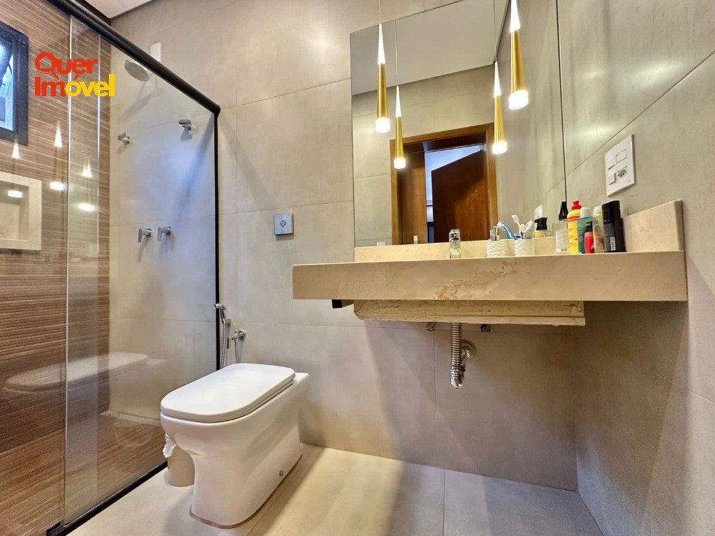 Casa à Venda no Condomínio Villa Romana, 3 Suítes, Suíte Master, Elevador, Piscina, Energia Solar e Área Gourmet de Alto Padrão