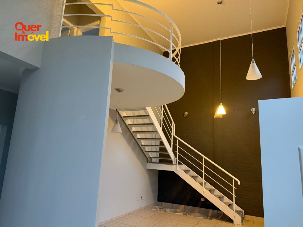 Imóvel Impecável no Centro de Cravinhos-SP: Casa com 3 quartos, 2 suítes, 1 sala, 4 banheiros, 2 vagas de garagem e 264m². Quer Imóvel Negócios Imobiliários.