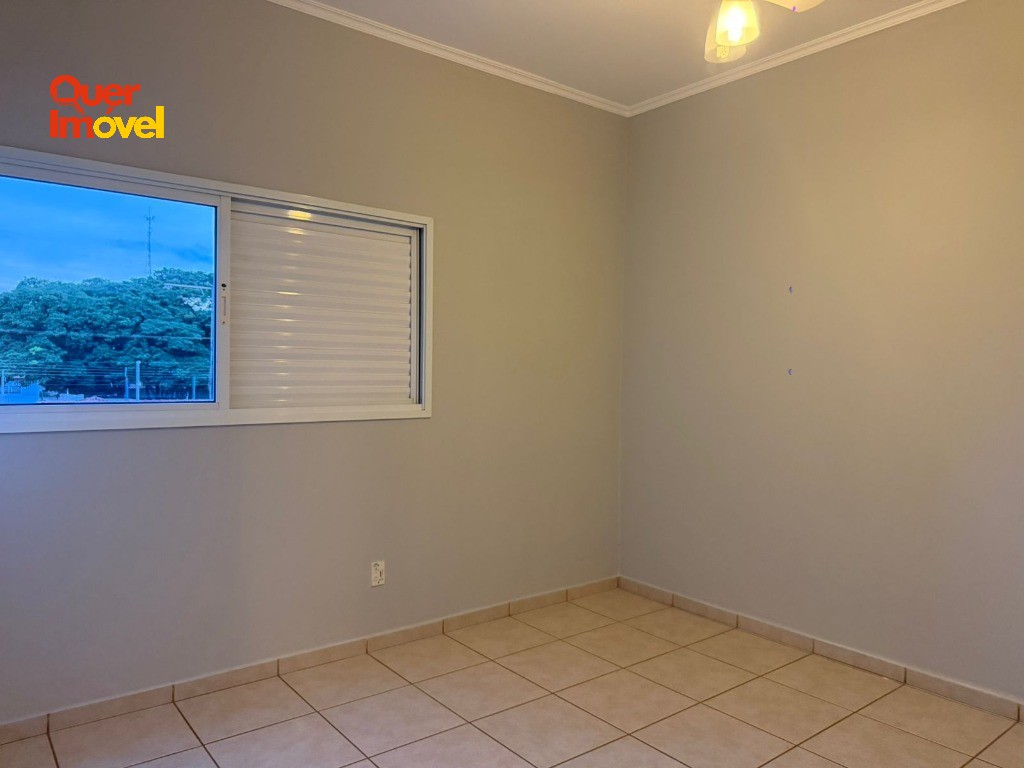 Imóvel Impecável no Centro de Cravinhos-SP: Casa com 3 quartos, 2 suítes, 1 sala, 4 banheiros, 2 vagas de garagem e 264m². Quer Imóvel Negócios Imobiliários.