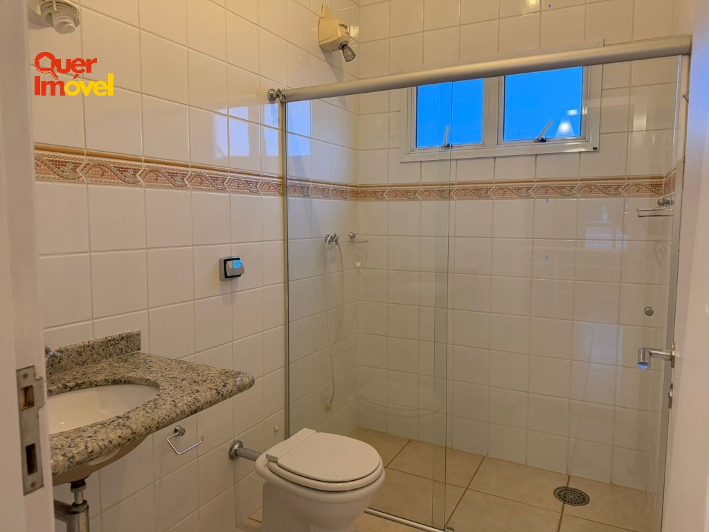 Imóvel Impecável no Centro de Cravinhos-SP: Casa com 3 quartos, 2 suítes, 1 sala, 4 banheiros, 2 vagas de garagem e 264m². Quer Imóvel Negócios Imobiliários.