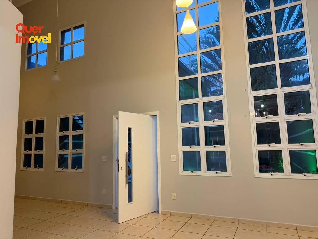 Imóvel Impecável no Centro de Cravinhos-SP: Casa com 3 quartos, 2 suítes, 1 sala, 4 banheiros, 2 vagas de garagem e 264m². Quer Imóvel Negócios Imobiliários.